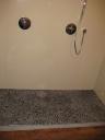 Dusche mit Flusskiesel