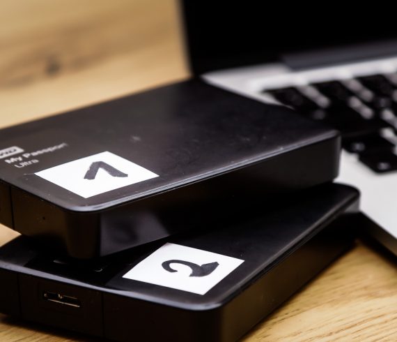 Zwei externe Festplatten an einem Macbook