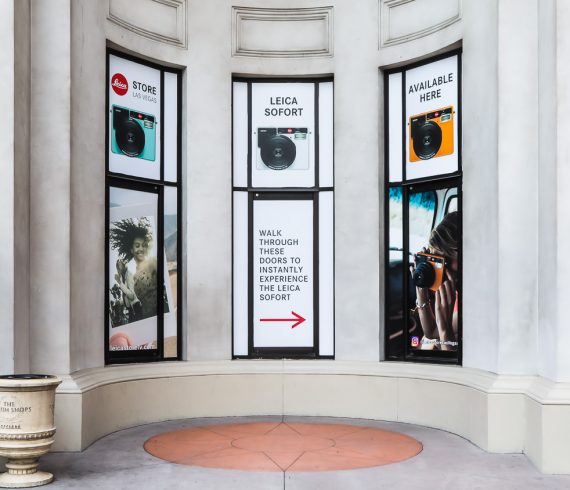 Werbung für die Sofortbildkamera Leica Sofort am Leica-Store im Hotel Caesars Palace, Las Vegas
