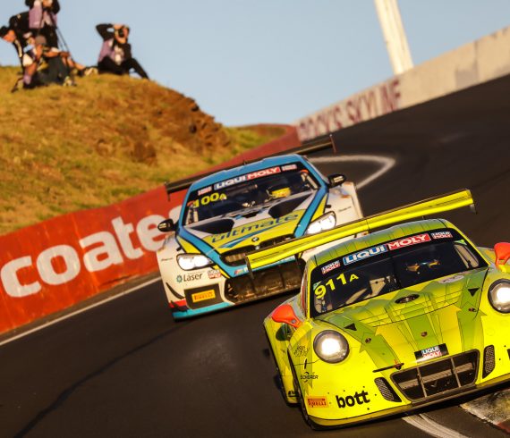 Porsche 911 vor BMW M6 beim 12-Stundenrennen in Bathurst 2018