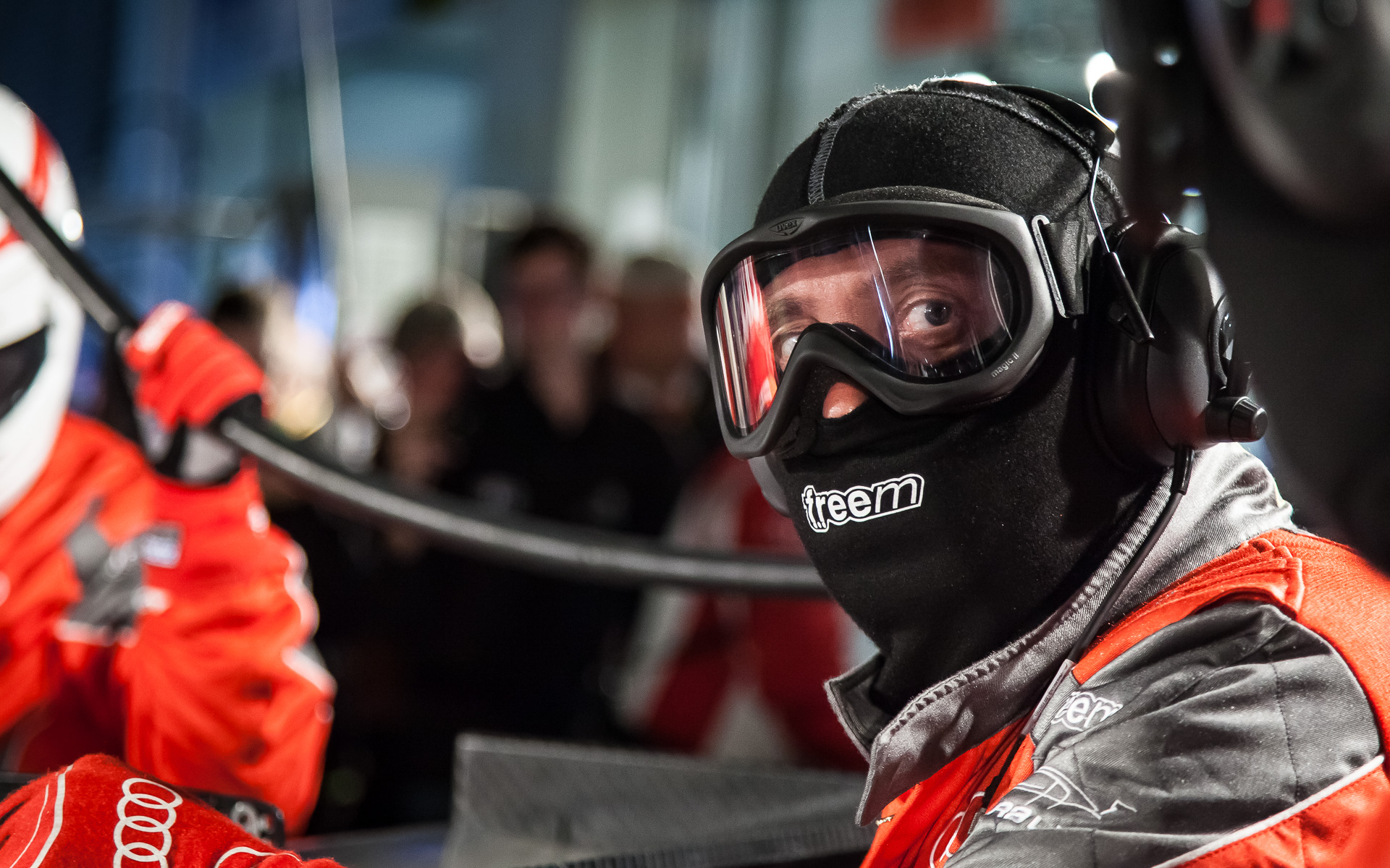 Nürburgring, 24-Stundenrennen 2014, Boxengasse, Audi-Mechaniker beim Betanken eines Rennwagens